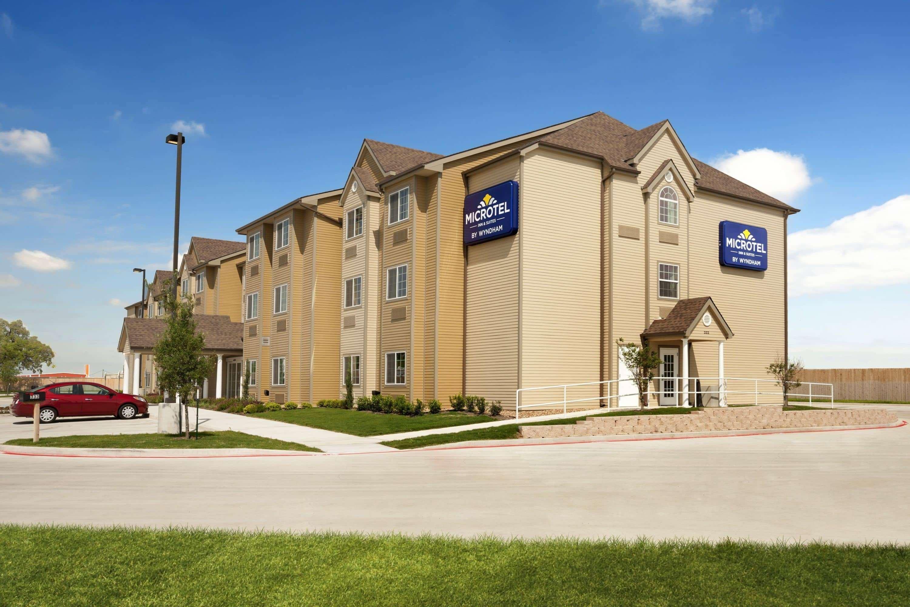 Microtel Inn & Suites Kenedy Exterior photo