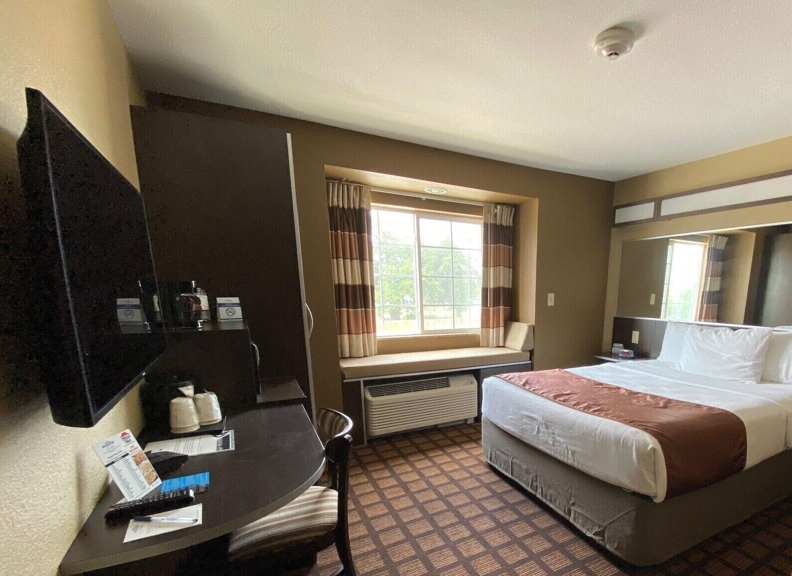 Microtel Inn & Suites Kenedy Exterior photo