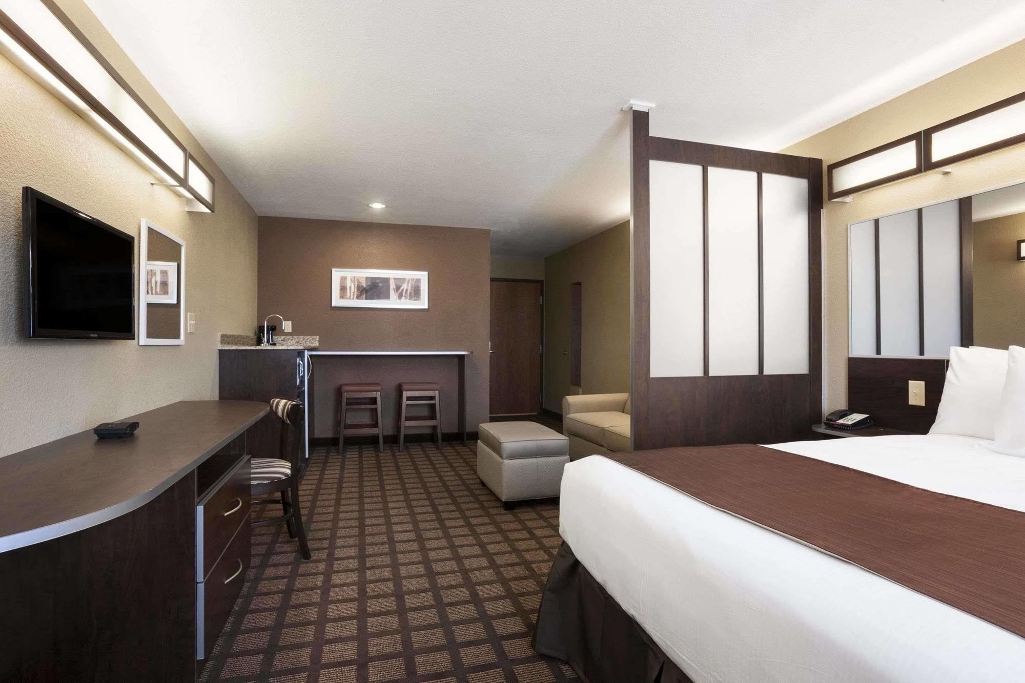 Microtel Inn & Suites Kenedy Exterior photo